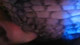 Мужик трахает крокодила, порно с диким животным