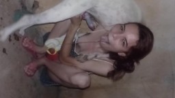 Бразильская шлюха сосет скользкий хуй у собаки ииглртает сперму